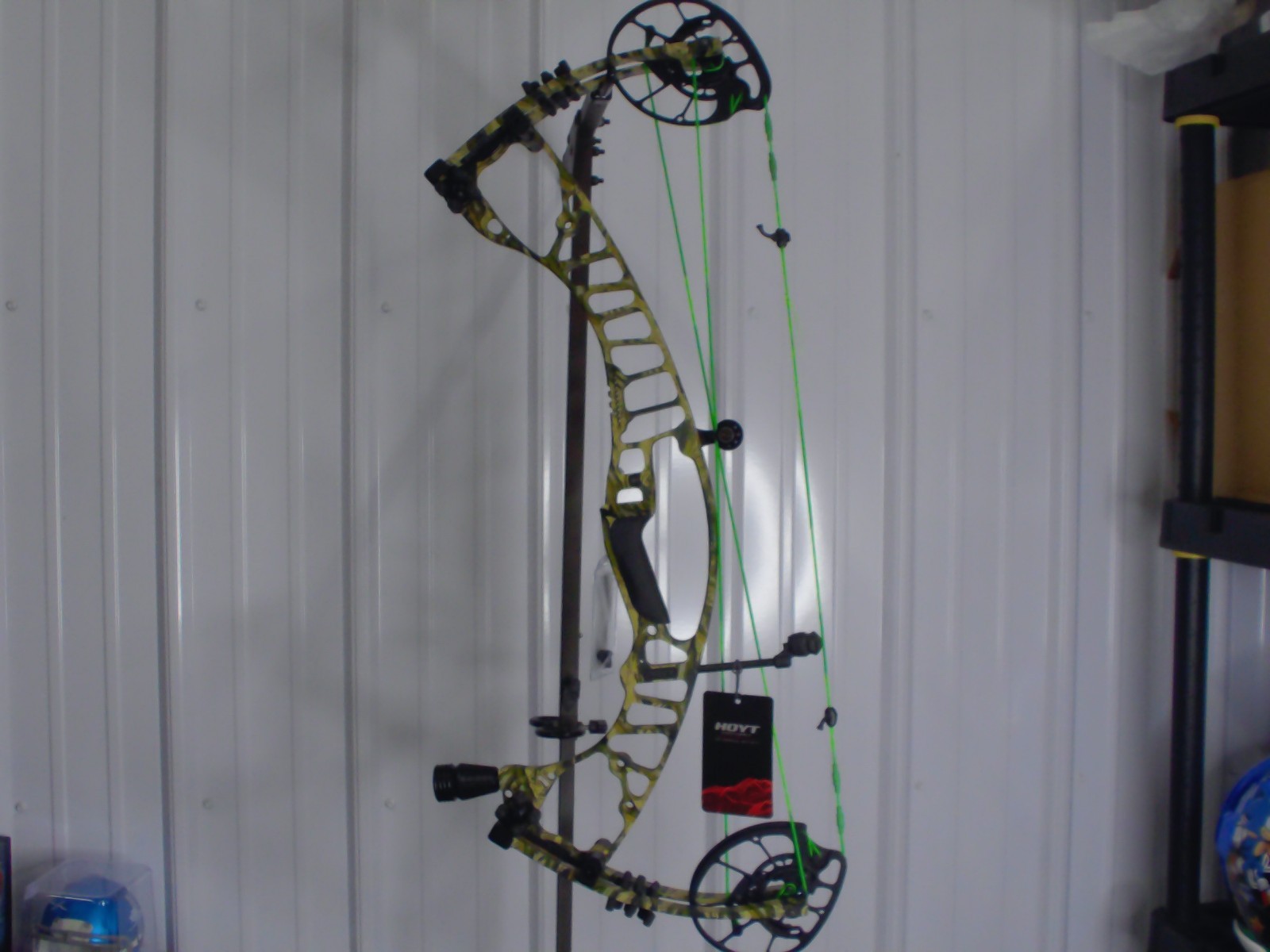 NEW Hoyt Vtm 31   Right Hand 60-70 Lbs. Drawlength  Set At 29.5 camo color