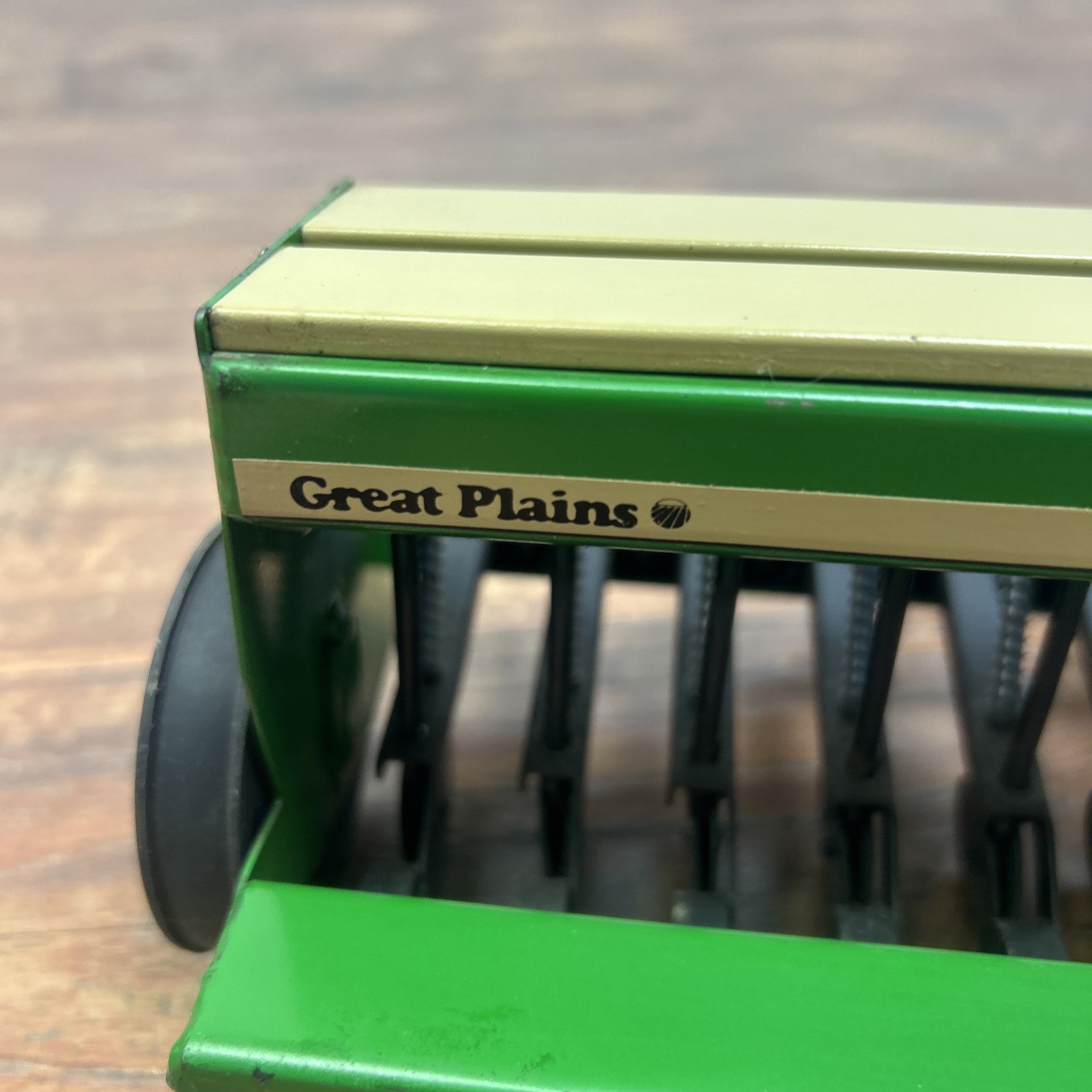1/16 Great Plains Solid Stand End Wheel Drill Tractor Implement toy