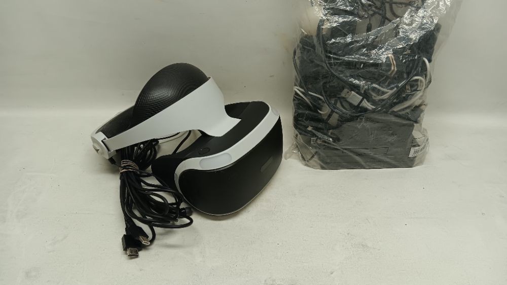 SONY VR 1 WITH 2 MOTION CONTROLLERS AND WIRES/HARDWARE