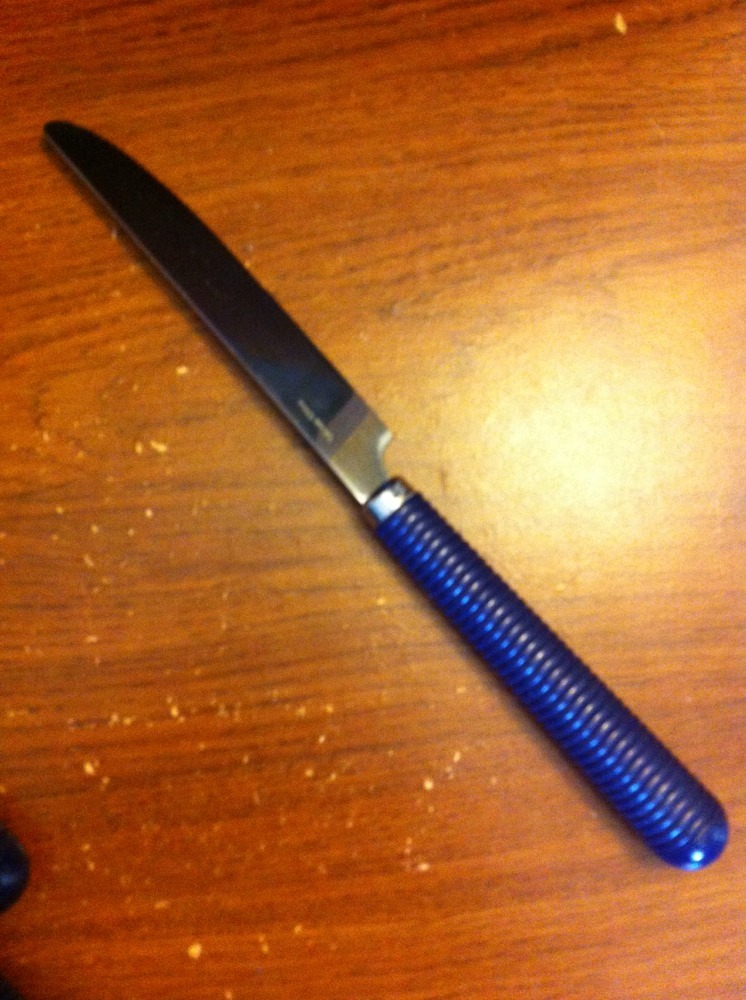 Gibson Stainless Flatware LIVING CIRCLES BLUE Plastic Handle Dinner Knives 8 +"