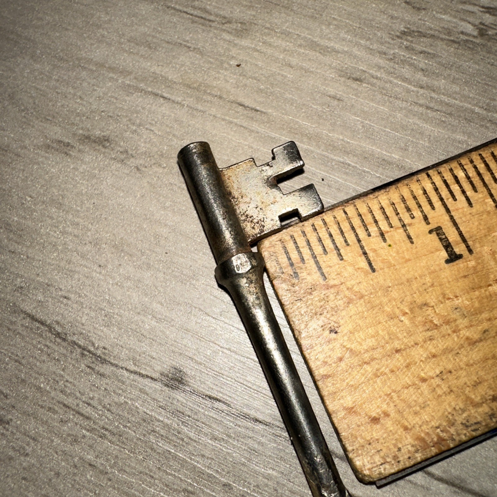 Antique Skeleton Key Solid Barrel #Y55 Unique Head Design