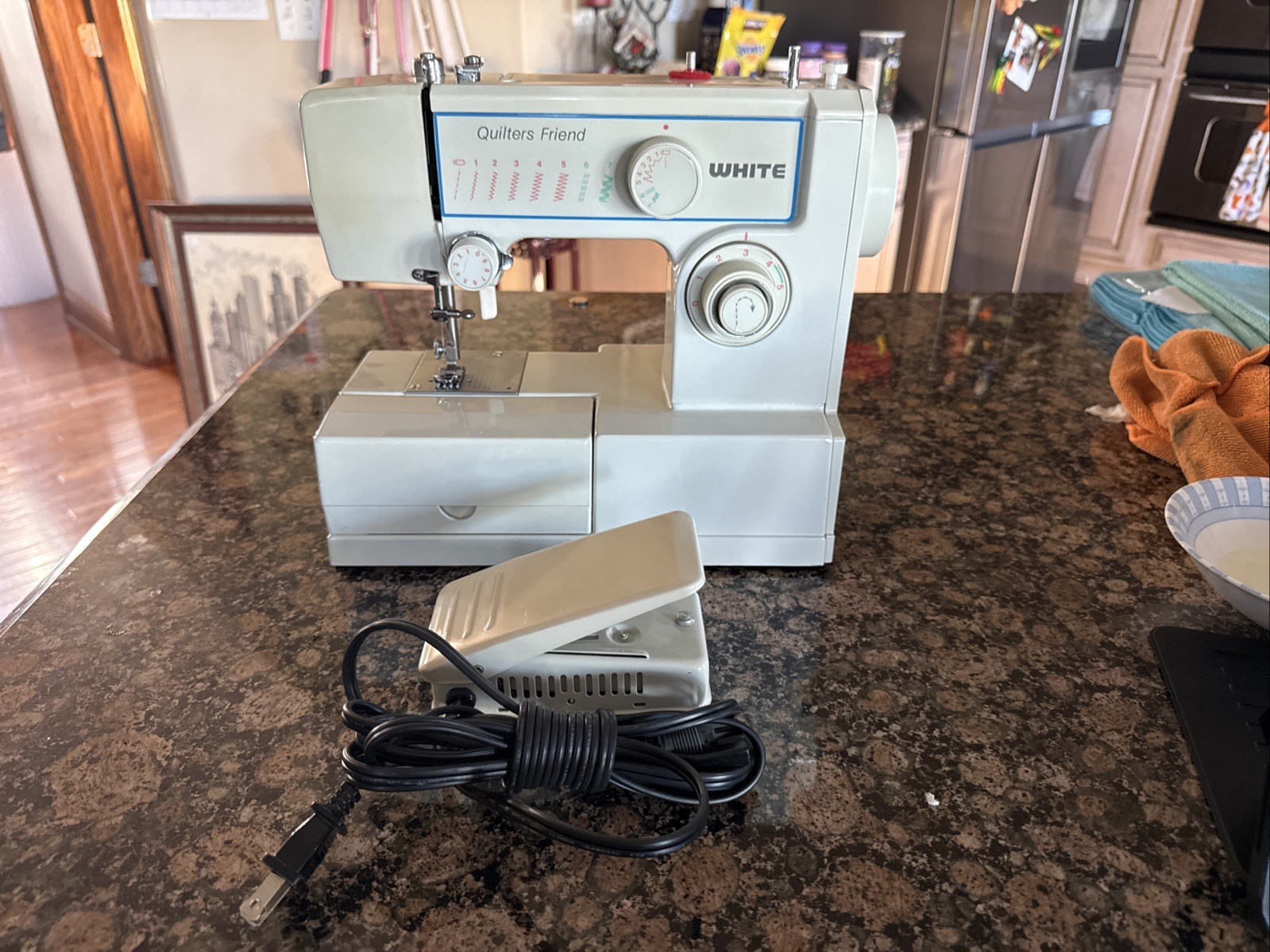 White Quilters Friend Sewing Machine 221 Excellent Working Cond w/Foot Pedal