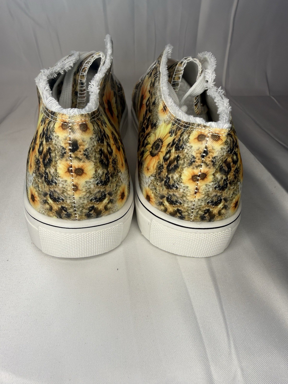 Women’s Canvas Low Top Sneakers, Sunflower Print Pattern Size 9.5