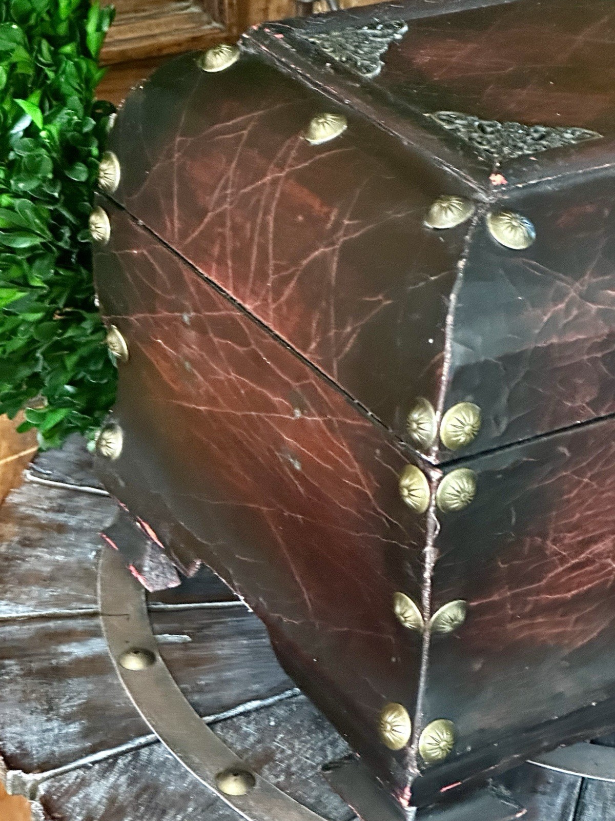 VTG Inspired Hinged/Lidded Faux Leather Rustic Decorative Footed Chest/Trunk