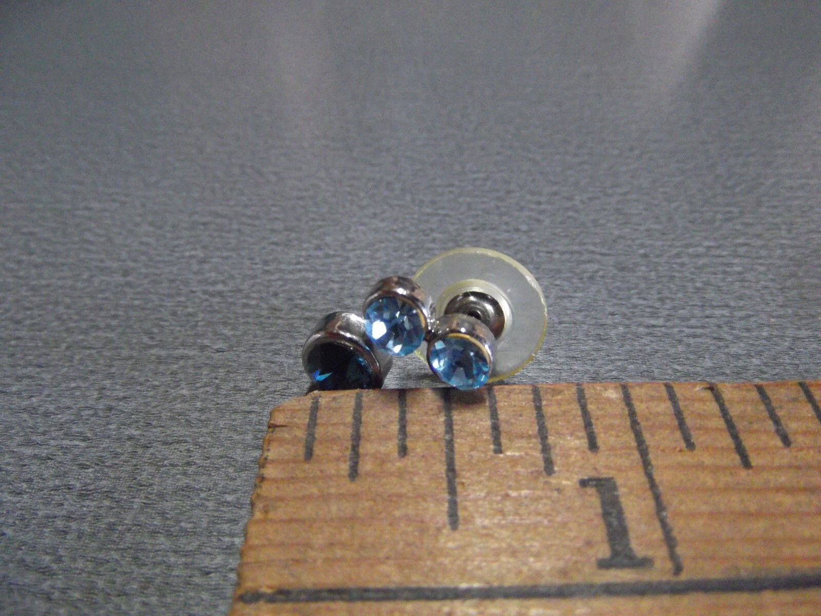 1 Pair Old .75 "in Blue Sparkly Glass Studs