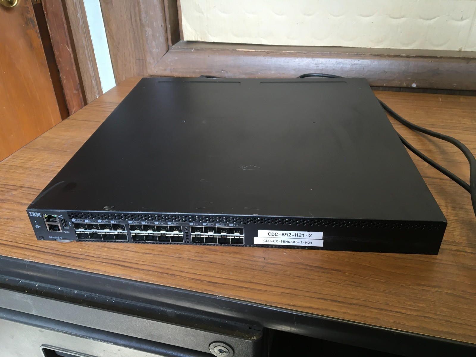 IBM SAN24B-5 24x 16Gb SFP Port FC SAN Switch 2498-F24-24G-X24 2x PSU