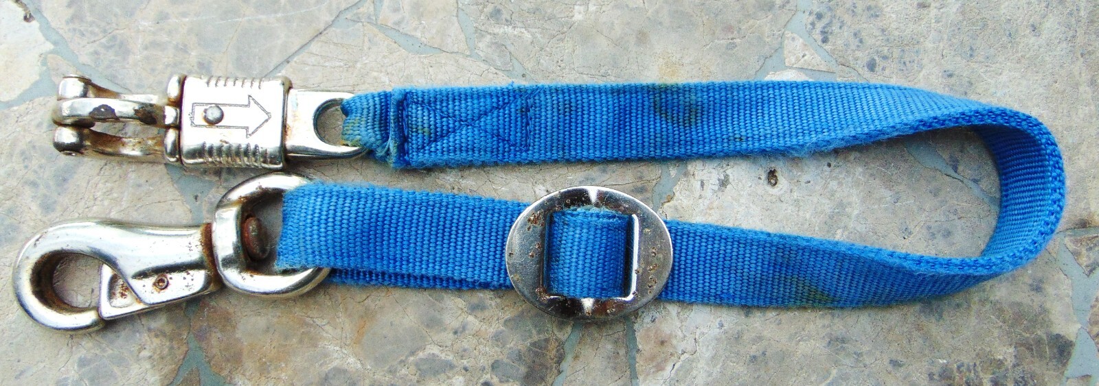 HORSE ADJUSTIBLE NYLON TRAILER TIE ~ 27" LONG ~ GOOD USED CONDITION