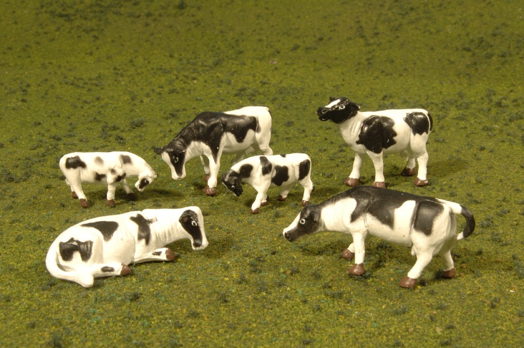Bachmann ~ HO Scale ~ Cows - Black & White ~ 33103