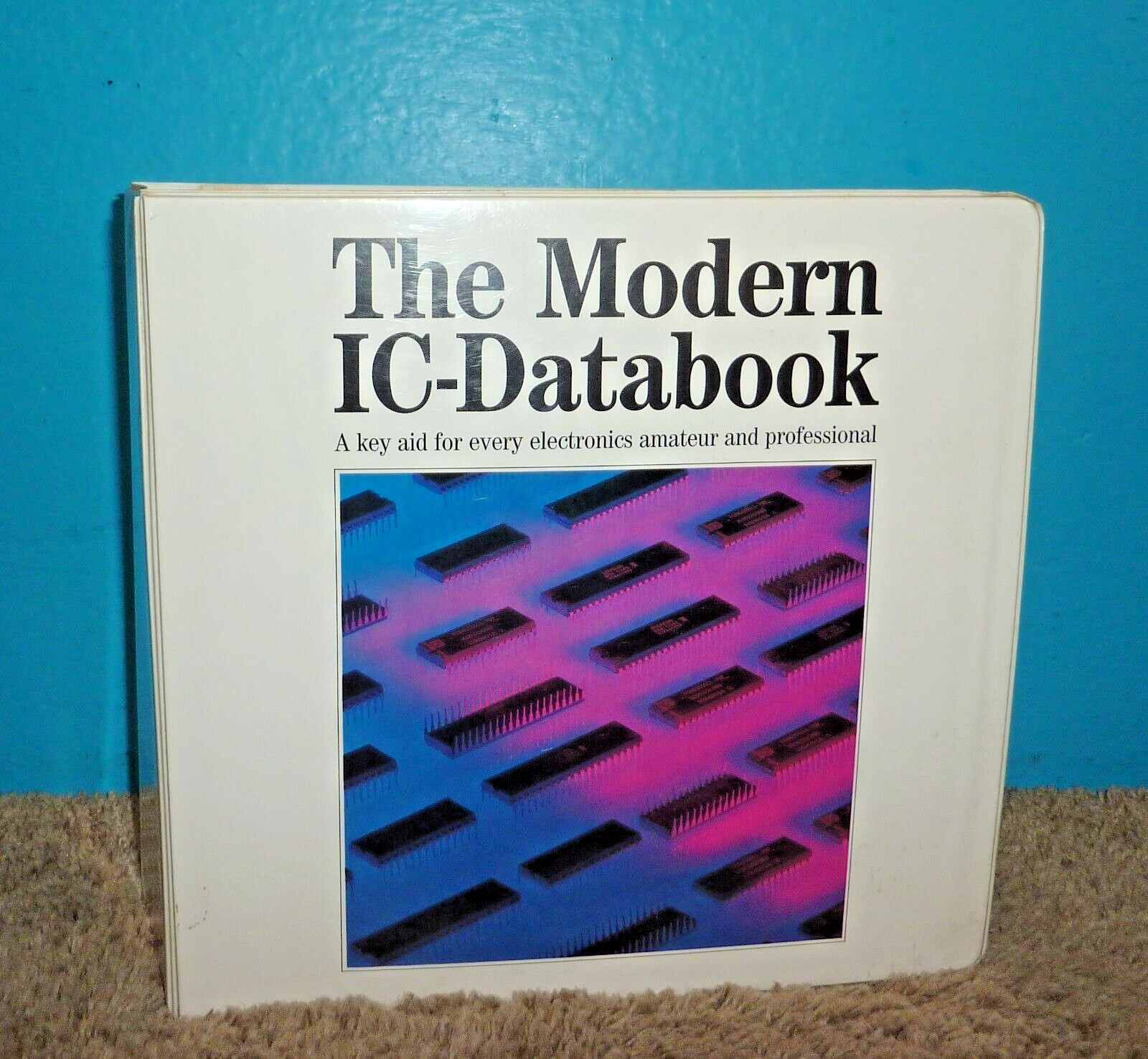 The Modern IC Databook in Large Binder WEKA 1991
