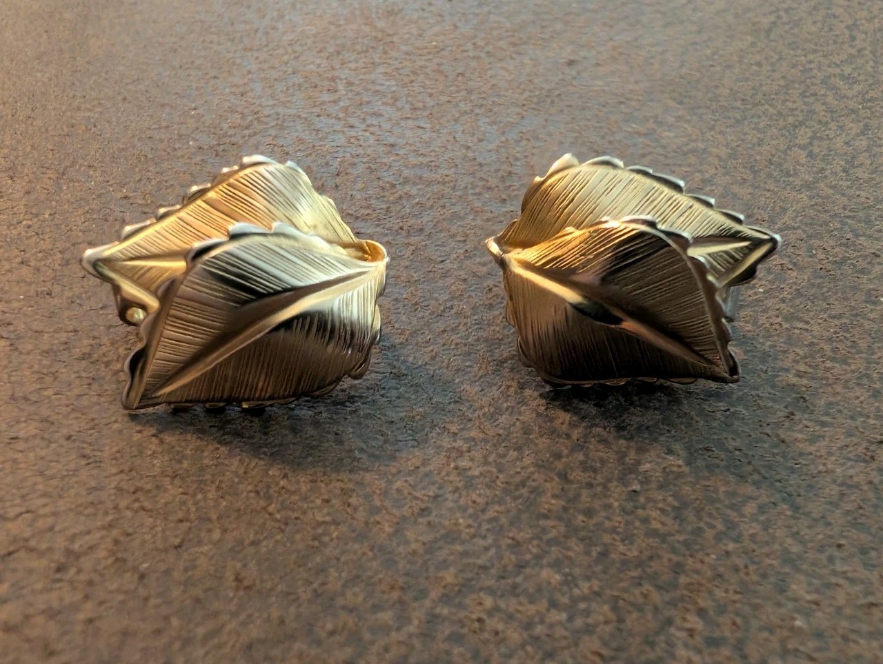 Vintagr Giovanni Marked Gold Tone Leaf Earrings Clip On