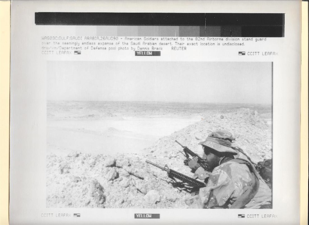 1990 On Guard Duty 82nd Airborne Division Saudi Desert Original News Photo