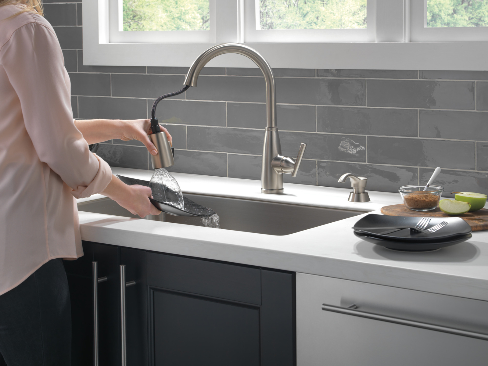 Delta Varos Pull-Down Kitchen Faucet Spotshield Stainless-Certified Refurbished