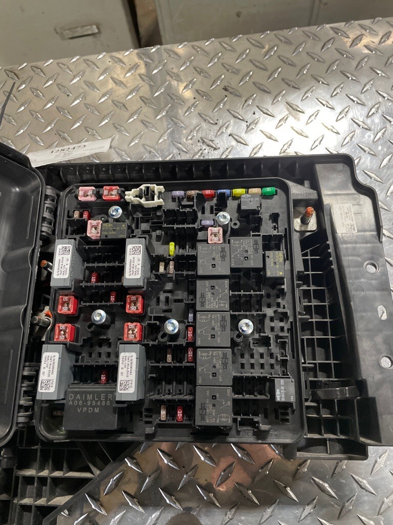 FREIGHTLINER CASCADIA DAIMLER BATTERY CABLE ACCESS MODULE A66-01862-000 7520