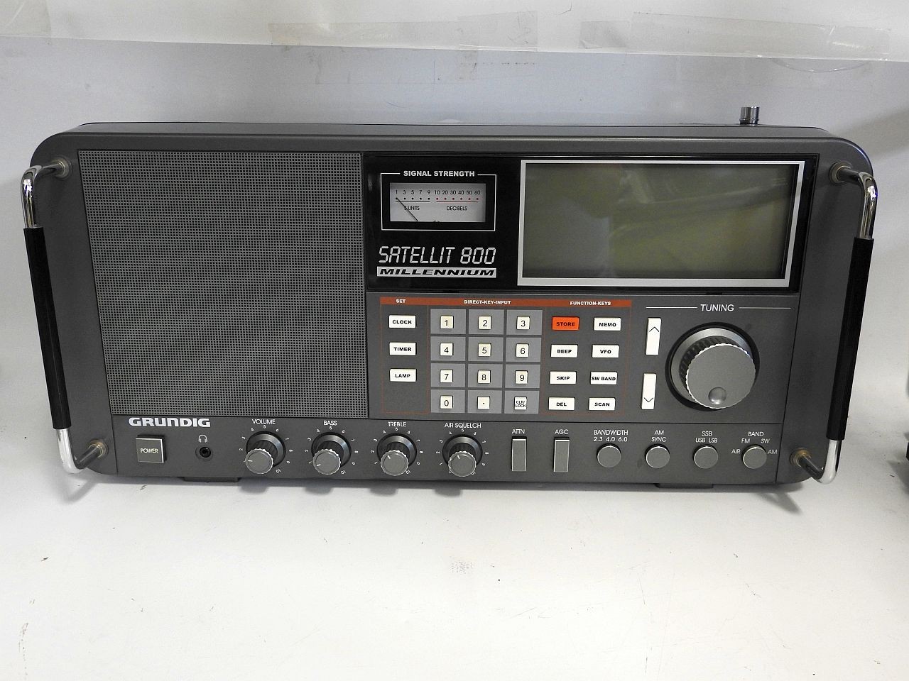 LOOKS ALMOST UNUSED GRUNDIG SATELLIT 800 MILLENIUM AM/FM/SW/VHF RECEIVER