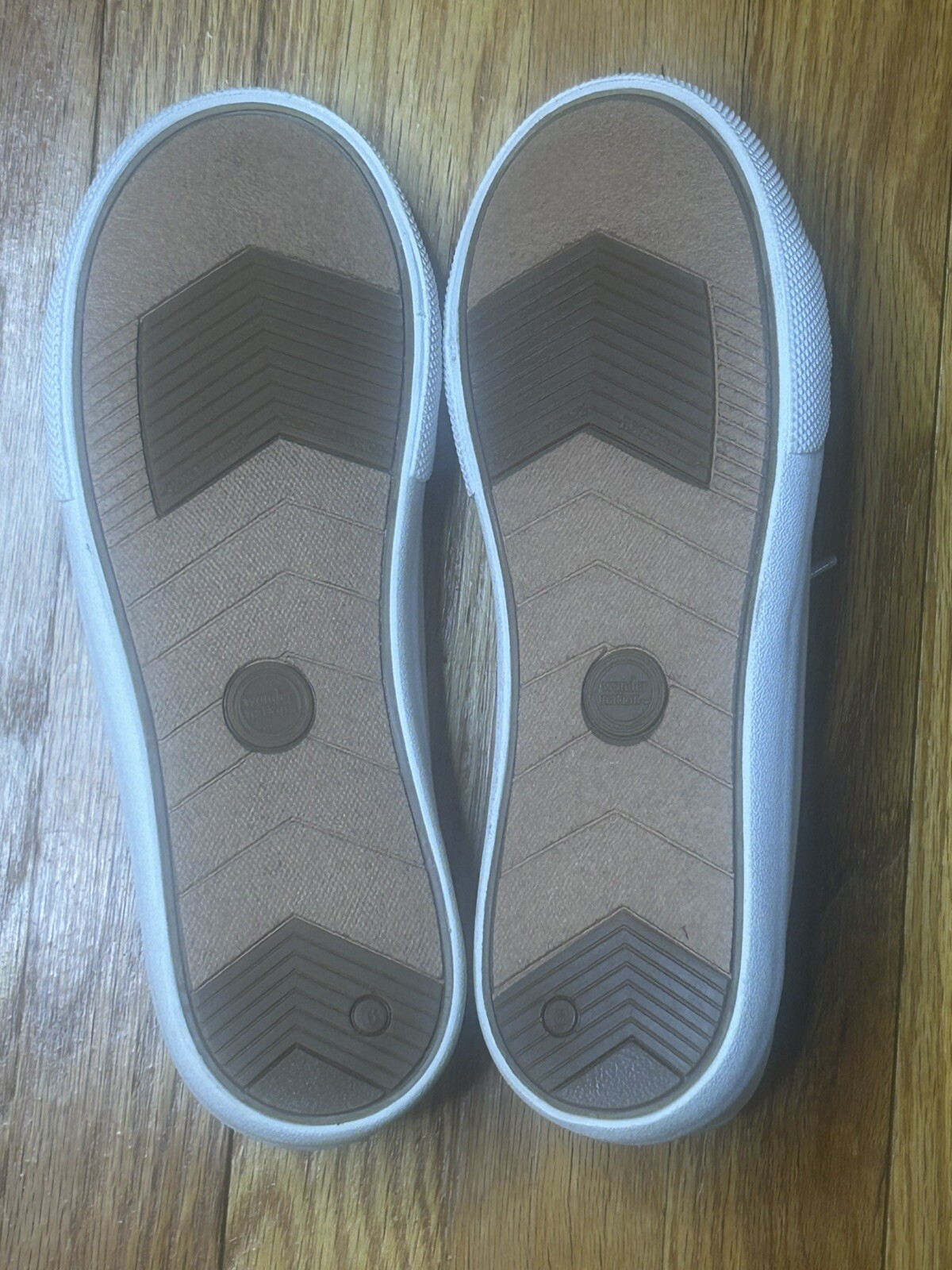 Wonder nation memory foam womans size 6 color white