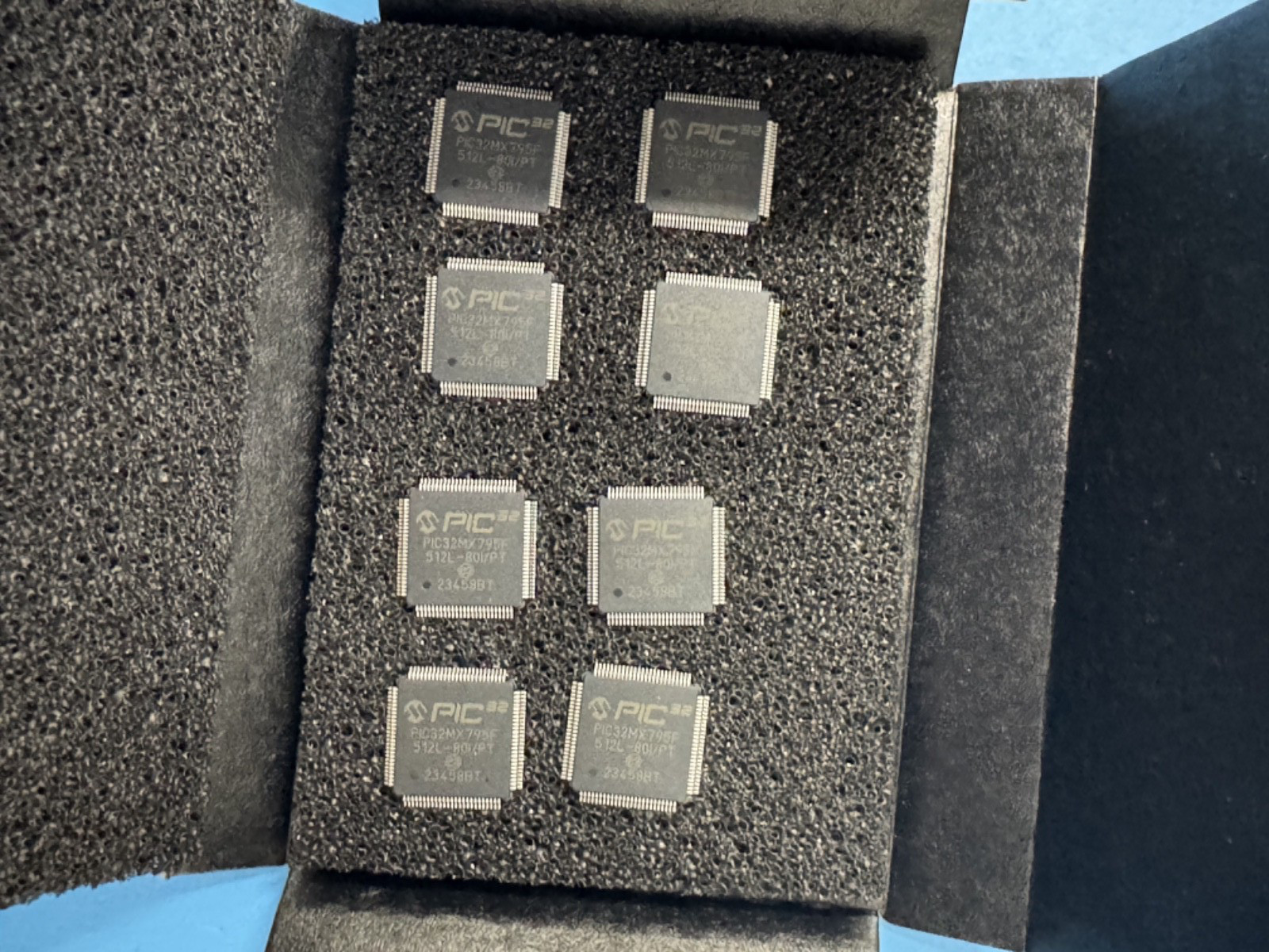 Microchip PIC32MX795F512L-80I/PT 32-bit Microcontroller 512K Flash 128K RAM LQFP