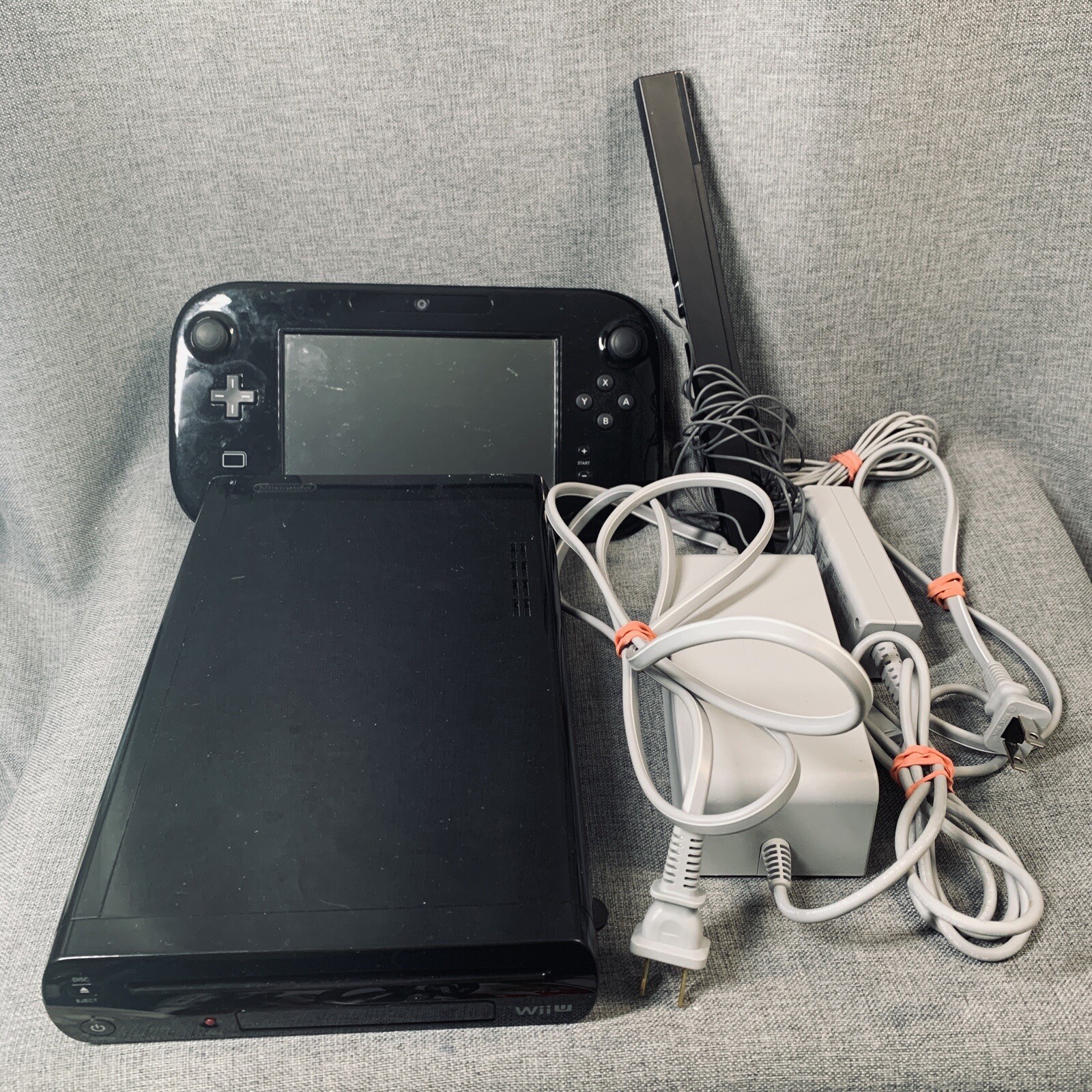 Nintendo Wii WUP-101(02) U 32GB Black Console W/ Gamepad WUP-010(USA) & Cables