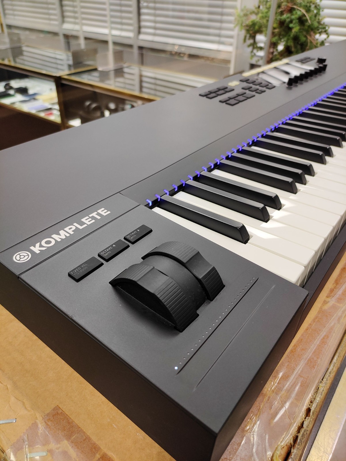 Native Instruments Komplete Kontrol S88 MK2 88-Key Weighted MIDI Controller