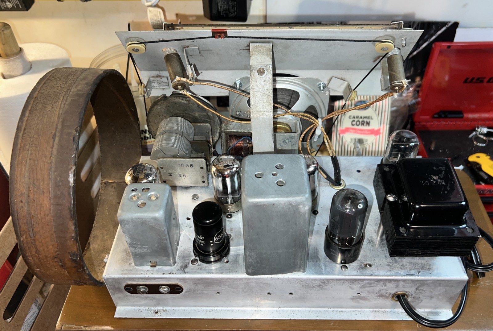 AIR KING Tabletop Broadcast Receiver. Model: 4604. Solid bones for nice rehab!