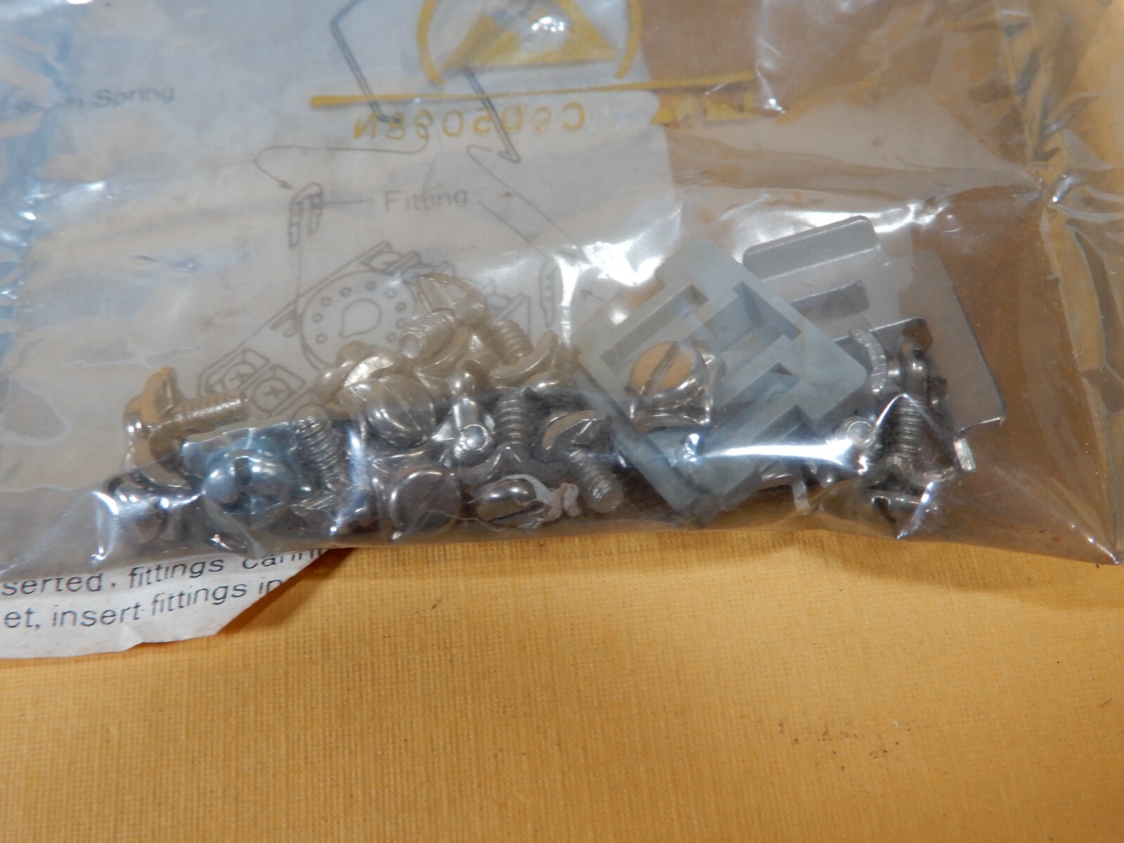 IDEC SR2P-06 Spring Hold Down Clips Qty 100+ NOS