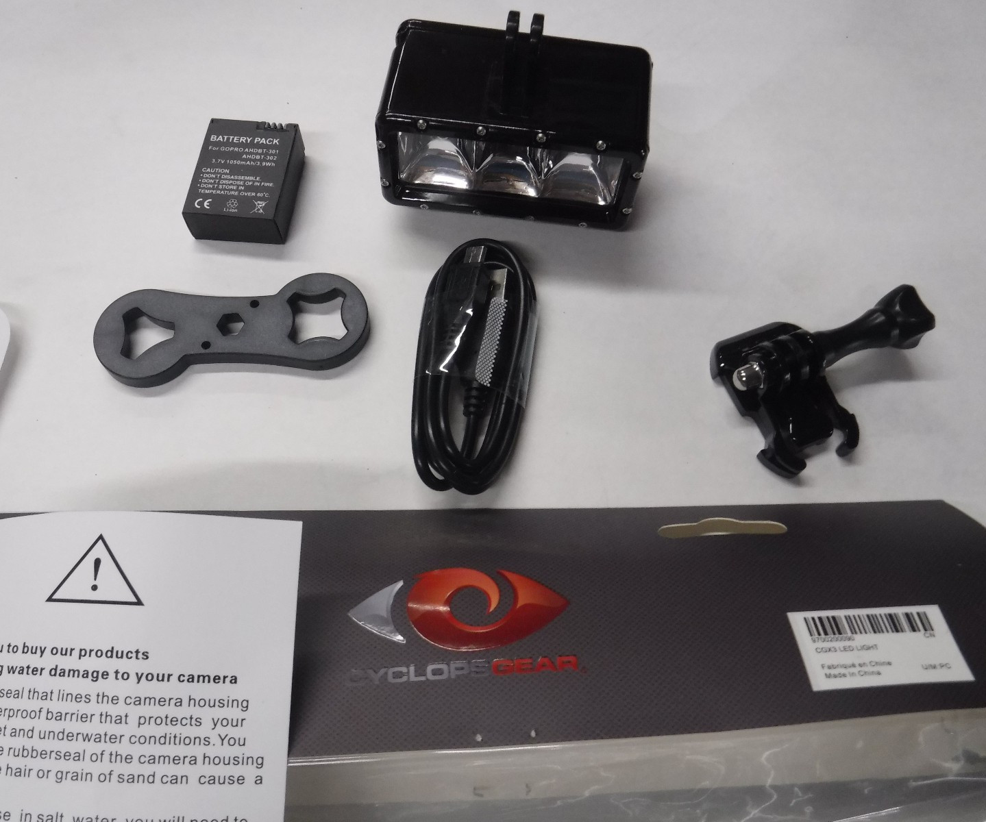 CYCLOPS ACTION CAM WATERPROOF CAMERA LED LIGHT MOUNT BATTERY PACK & CORD  V23-2G