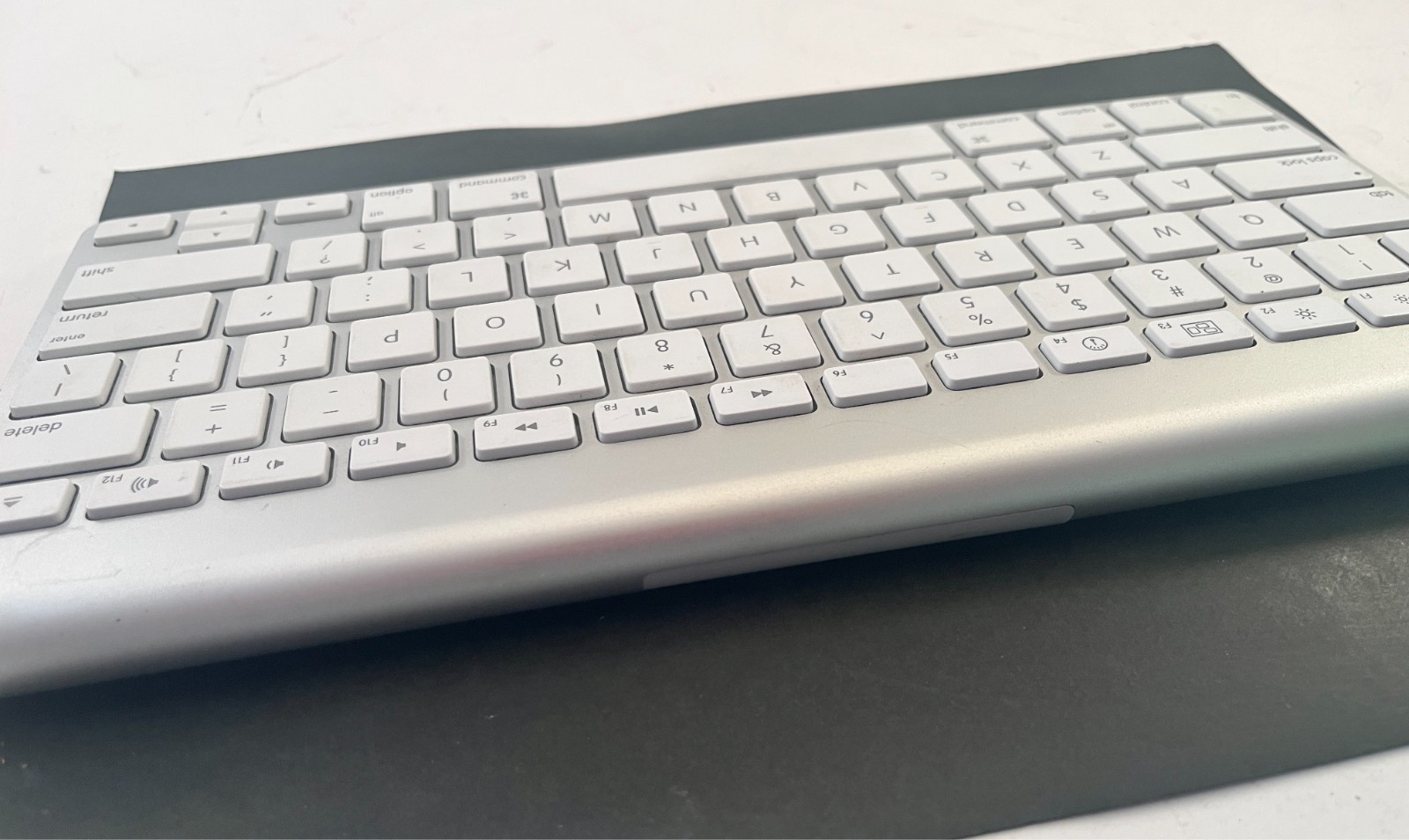 Apple Wireless Bluetooth Keyboard Silver White A1314 Tested Working!