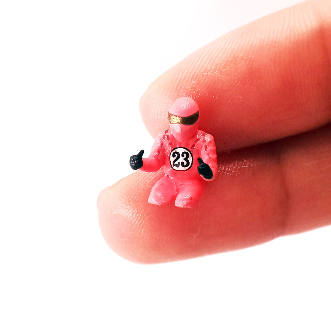 1:64 Painted Figure Mini Model Miniature Resin Diorama Racing Driver Driving PK