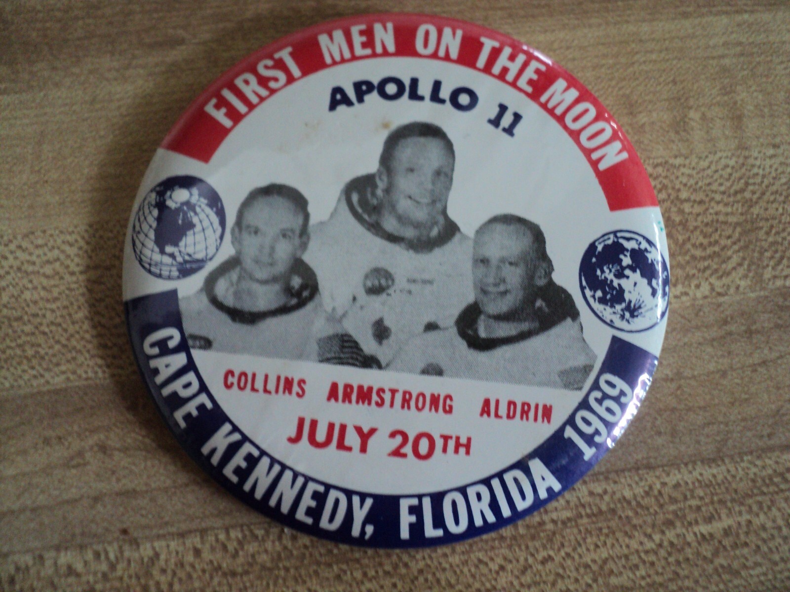 APOLLO 11 NEIL  ARMSTRONG  FIRST MEN ON the MOON 1969 PINBACK Button