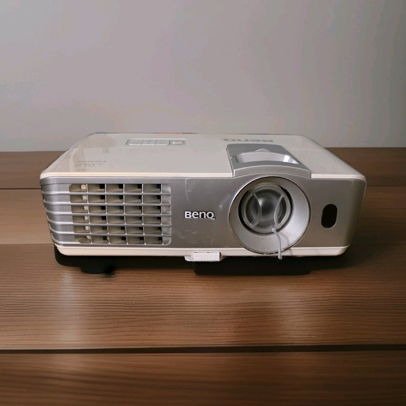 BenQ W1070+ DLP Projector 2200 Lumens 1920x1080 HDMI VGA *No lamp*