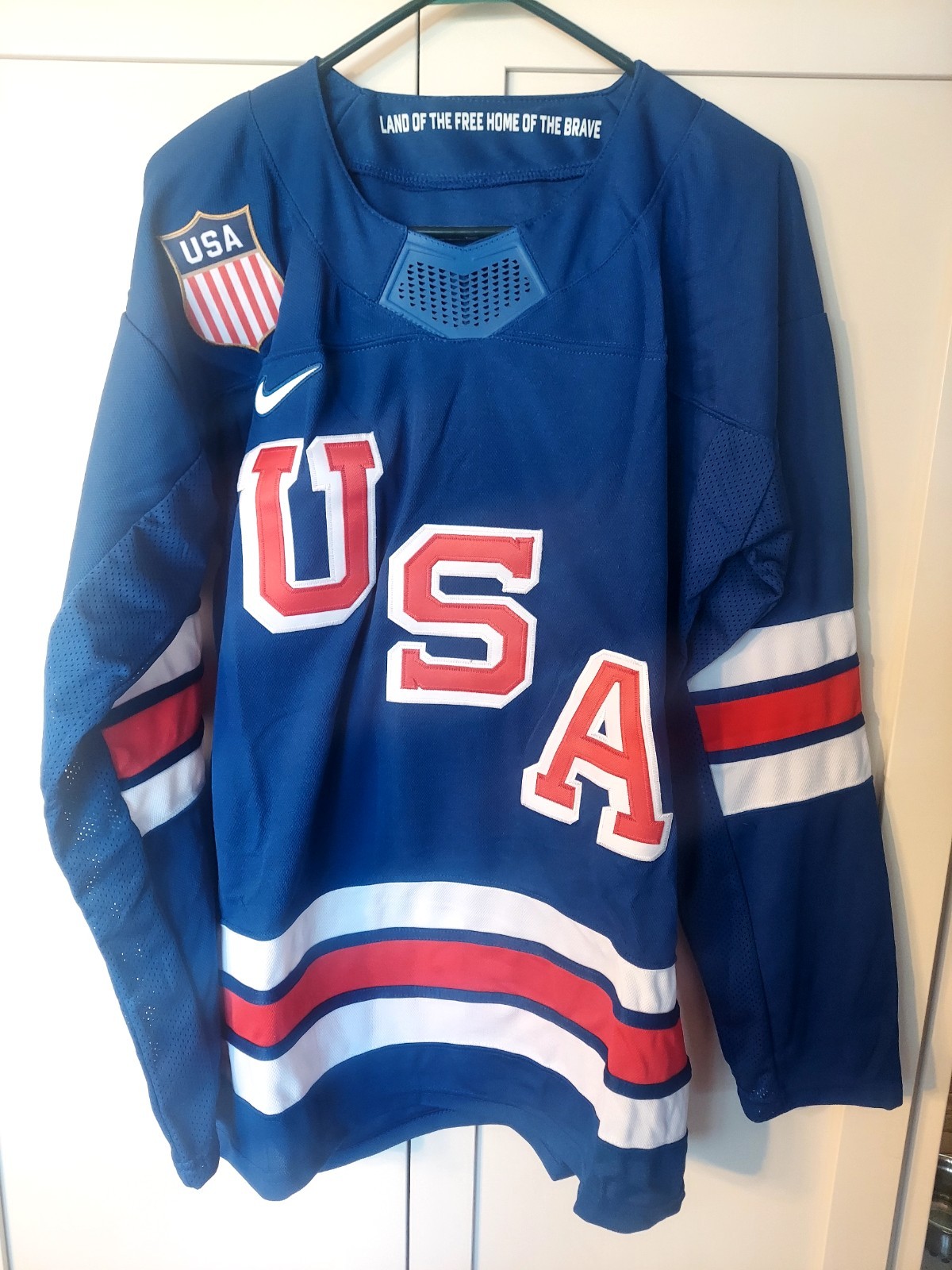 USA HOCKEY JERSEY SIZE MEDIUM. NWOT.  Never worn.