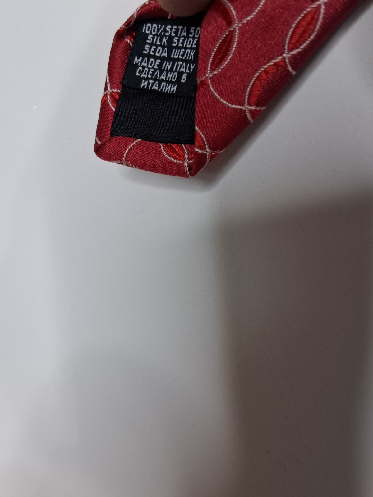HUGO BOSS Mens Tie Red Base With Wavey Geometric Pattern, Seta Silk, Vgc