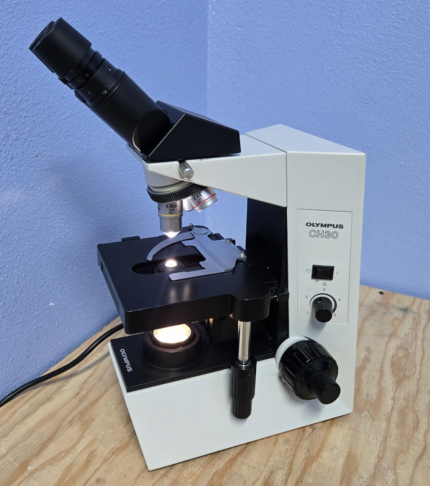 OLYMPUS CH30 CH30RF100 BINOCULAR MICROSCOPE W/OBJECTIVES  4 X 10X 40X  (INV02)