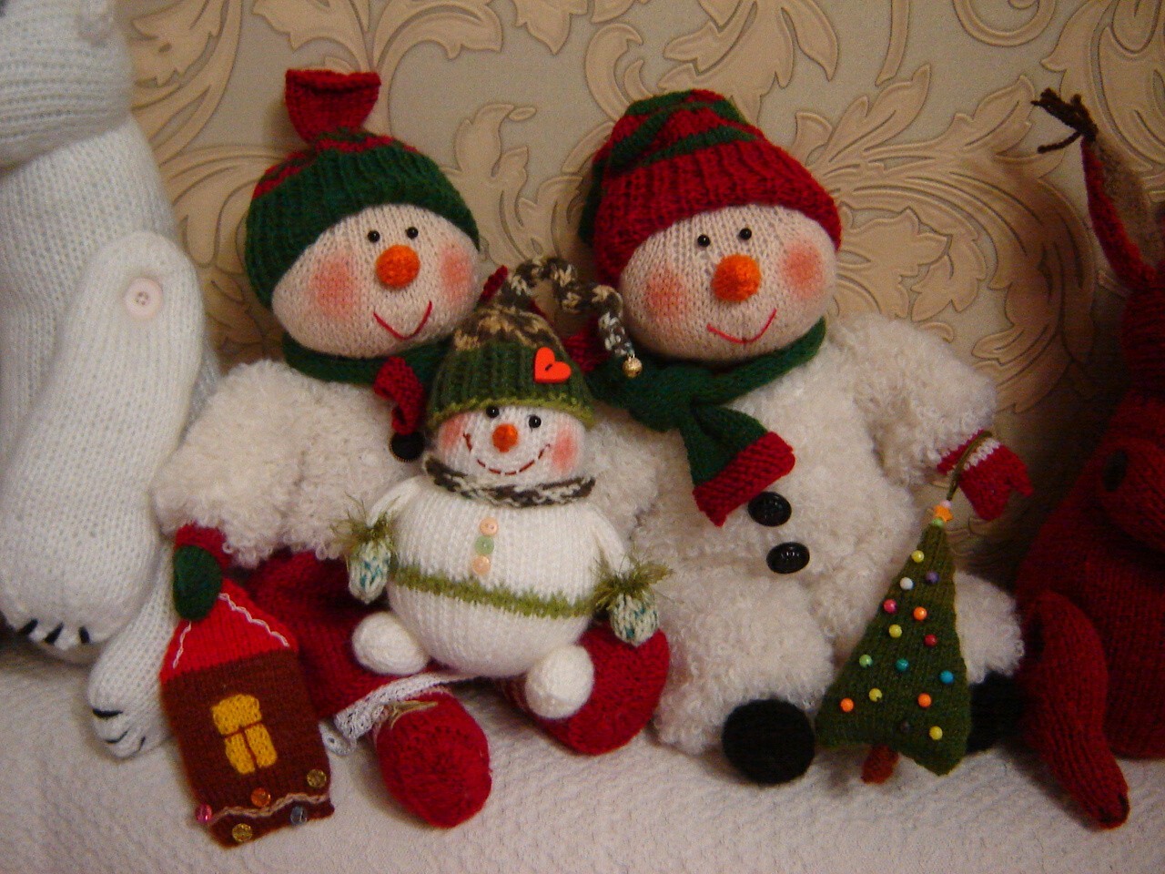 Toy knitting patterns Christmas -easy knitting bunny toys and knittin Snowfamily