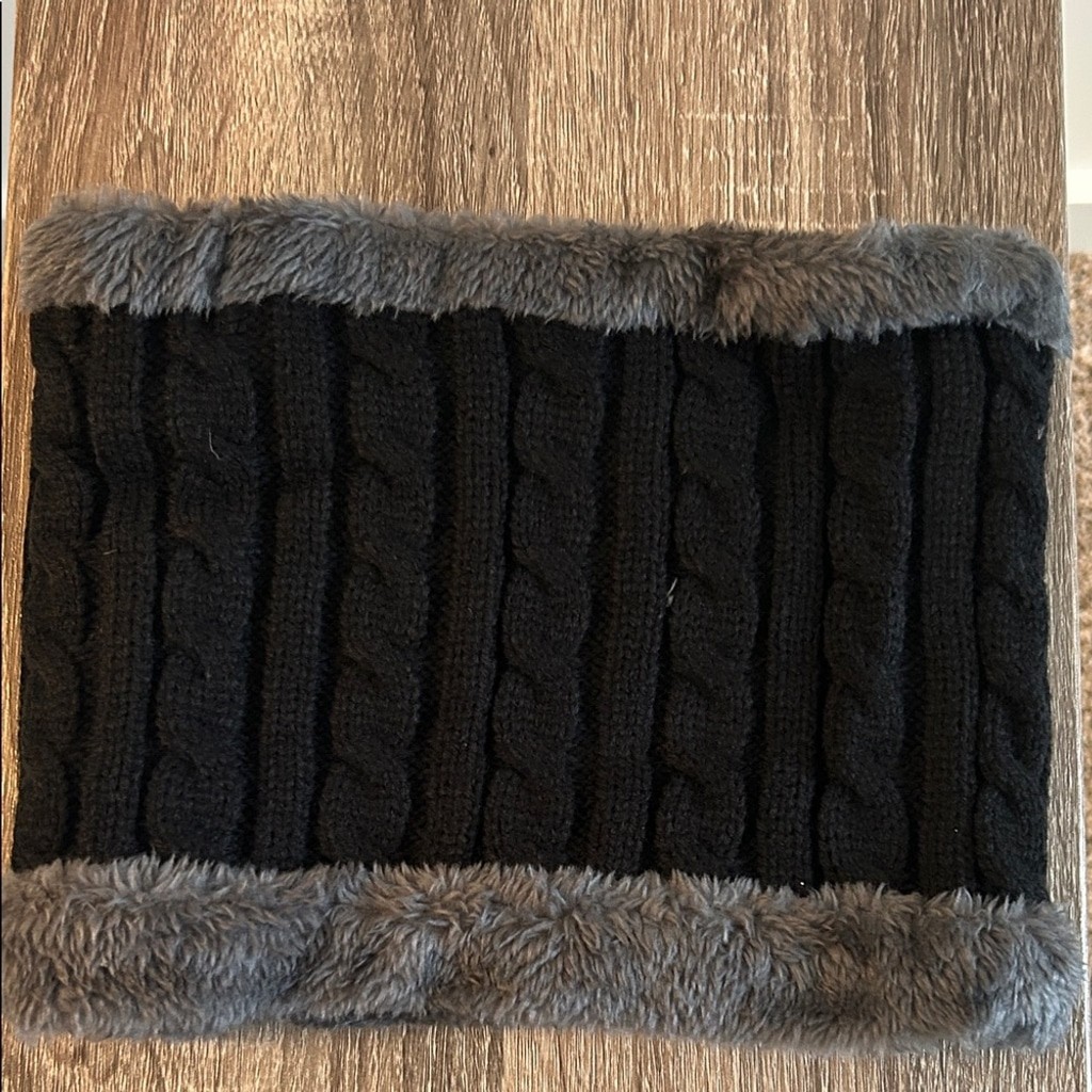 Legendary Whitetails Black and Gray Knit Gloves Set