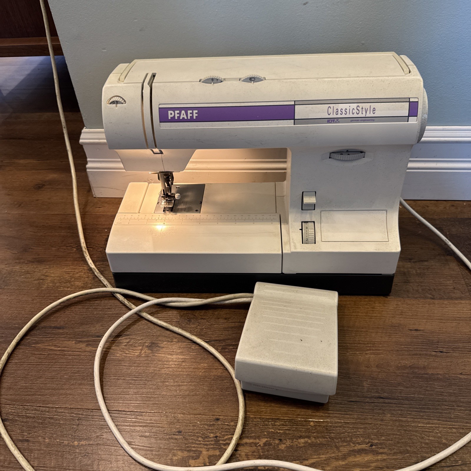 PFAFF Classic Style 1525 610A Sewing Machine w/ Pedal & Case Tested