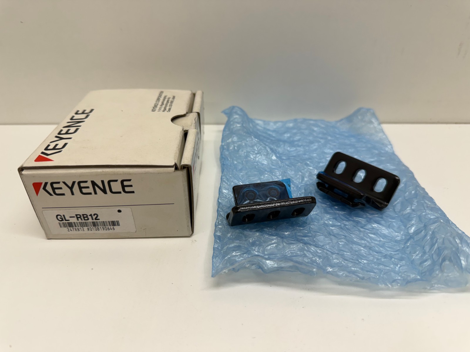 NEW IN BOX! KEYENCE SAFETY LIGHT CURTAIN L-SHAPE MOUNTING BRACKET GL-RB12