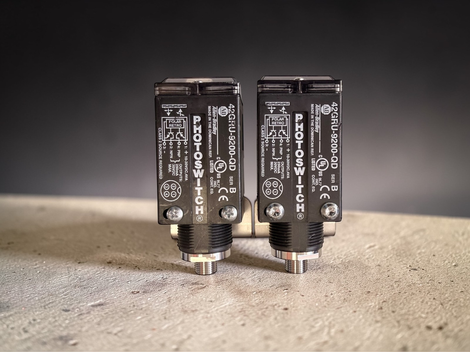 Allen Bradley 42GRU-9200-QD Series B Photoswitch Polarized LOT OF 2 OPEN BOX NEW