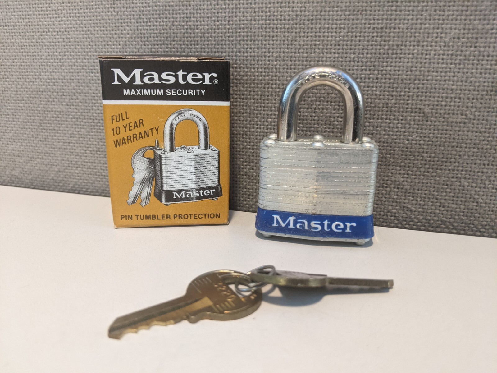 VINTAGE NO.3 MASTER LOCK KEYED ALIKE #3945 USA