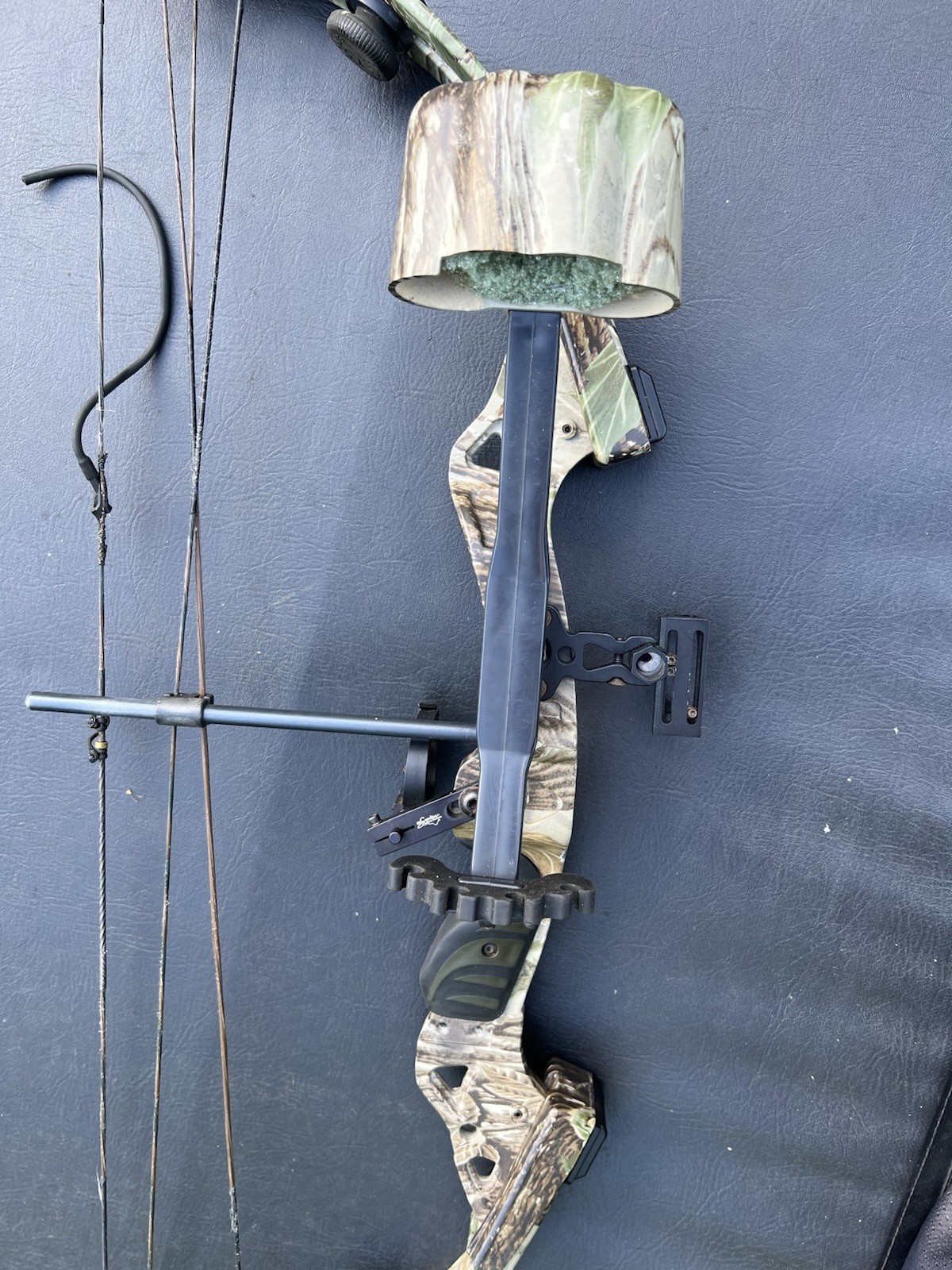 BUCKMASTERS BTR Pro Compound Bow Package Right Hand/Limb Saver/V Flight High Tek