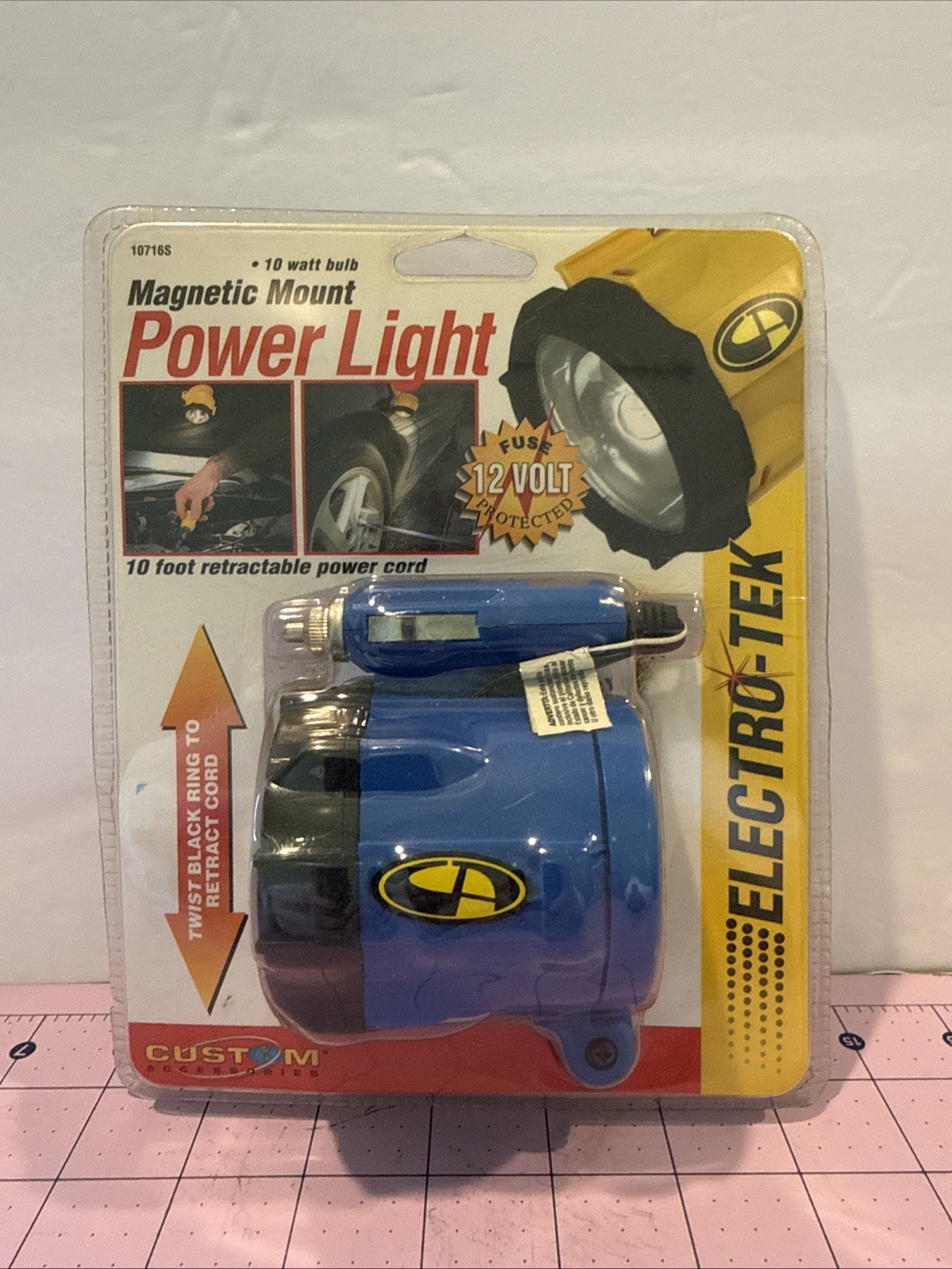 Electro-Tek Magnetic Mount Power Light 12 Volt Retractable Cord 10716S