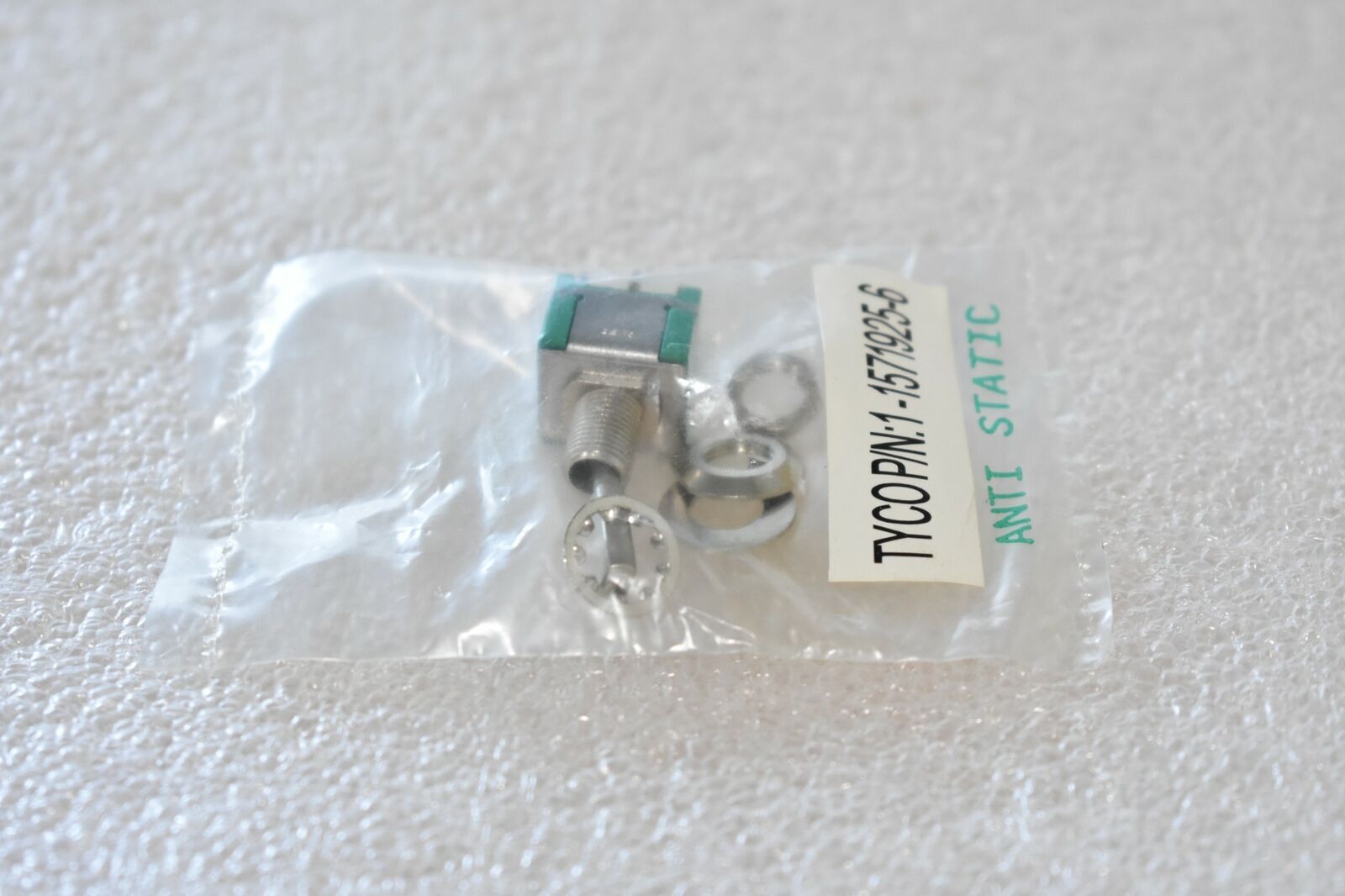 TE CONNECTIVITY TYCO 1-1571925-6 TOGGLE SWITCH (1 EACH)