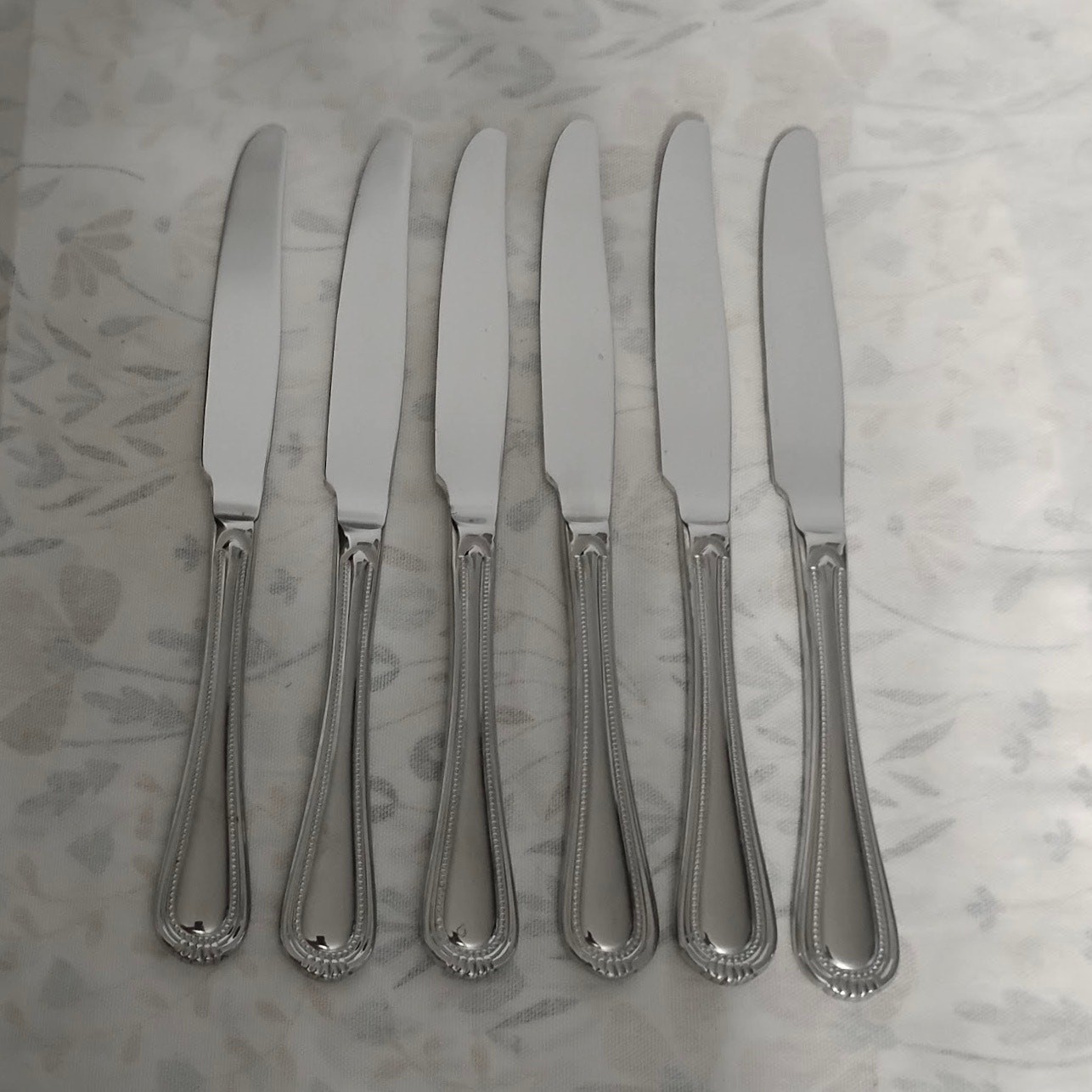 6 Oneida Countess Stainless Glossy Dinner Knives Beaded