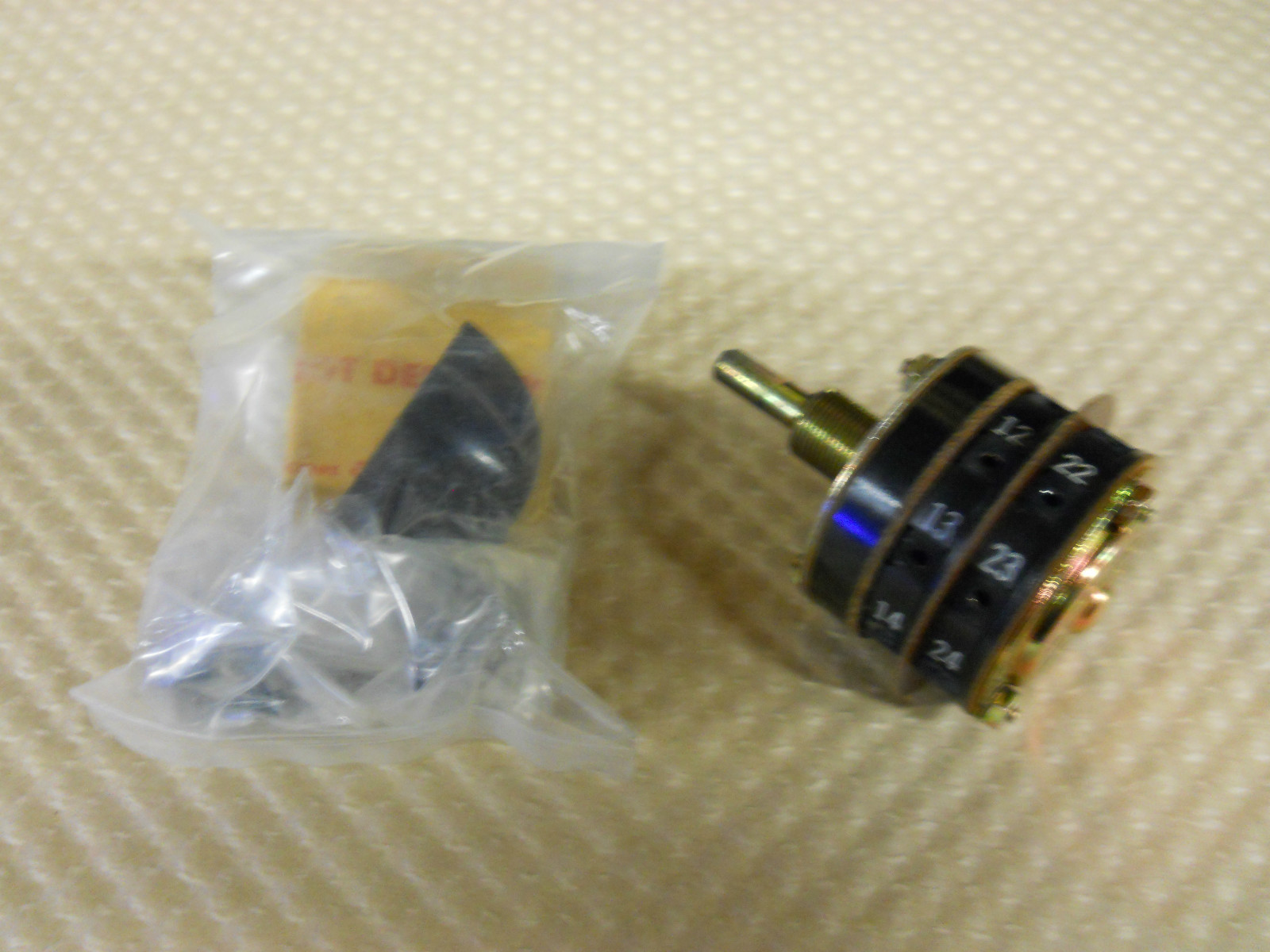 ELECTRO SWITCH 31702A ROTARY SNAP SWITCH *DAMAGED* USED CONDITION NO BOX