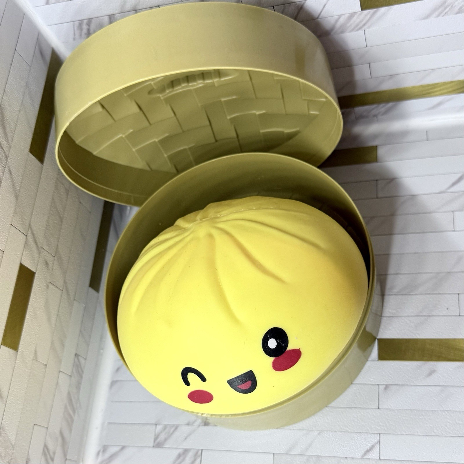 Jumbo Dumpling Squishy with steamer case