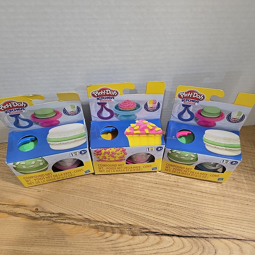 Play Doh Kitchen Creations 3 Sets Macarons and Cupcake Age 3+