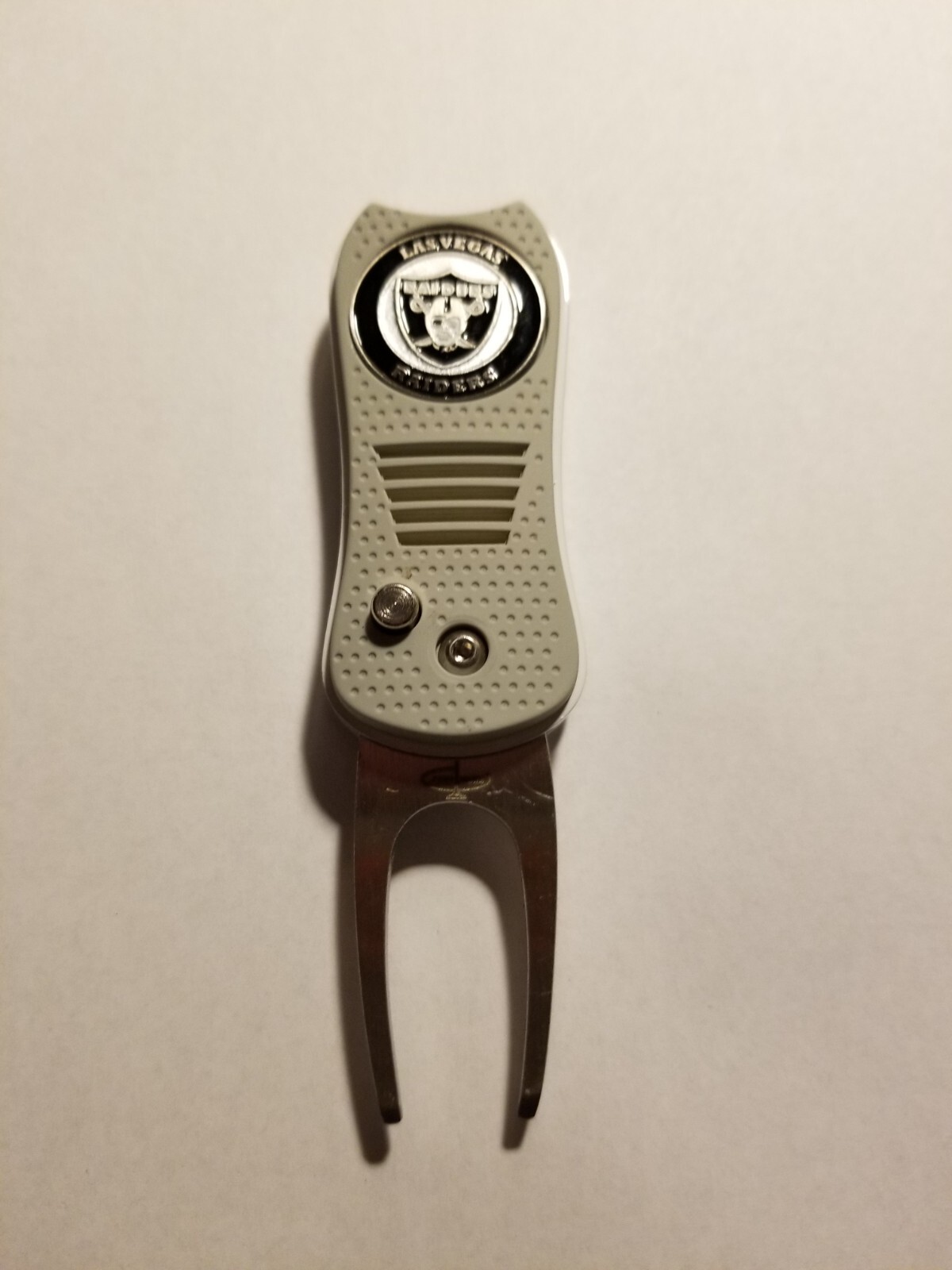 Las Vegas Raiders 2 Sided Golf Ball Marker w/ Switchfix Switchblade Divot Tool