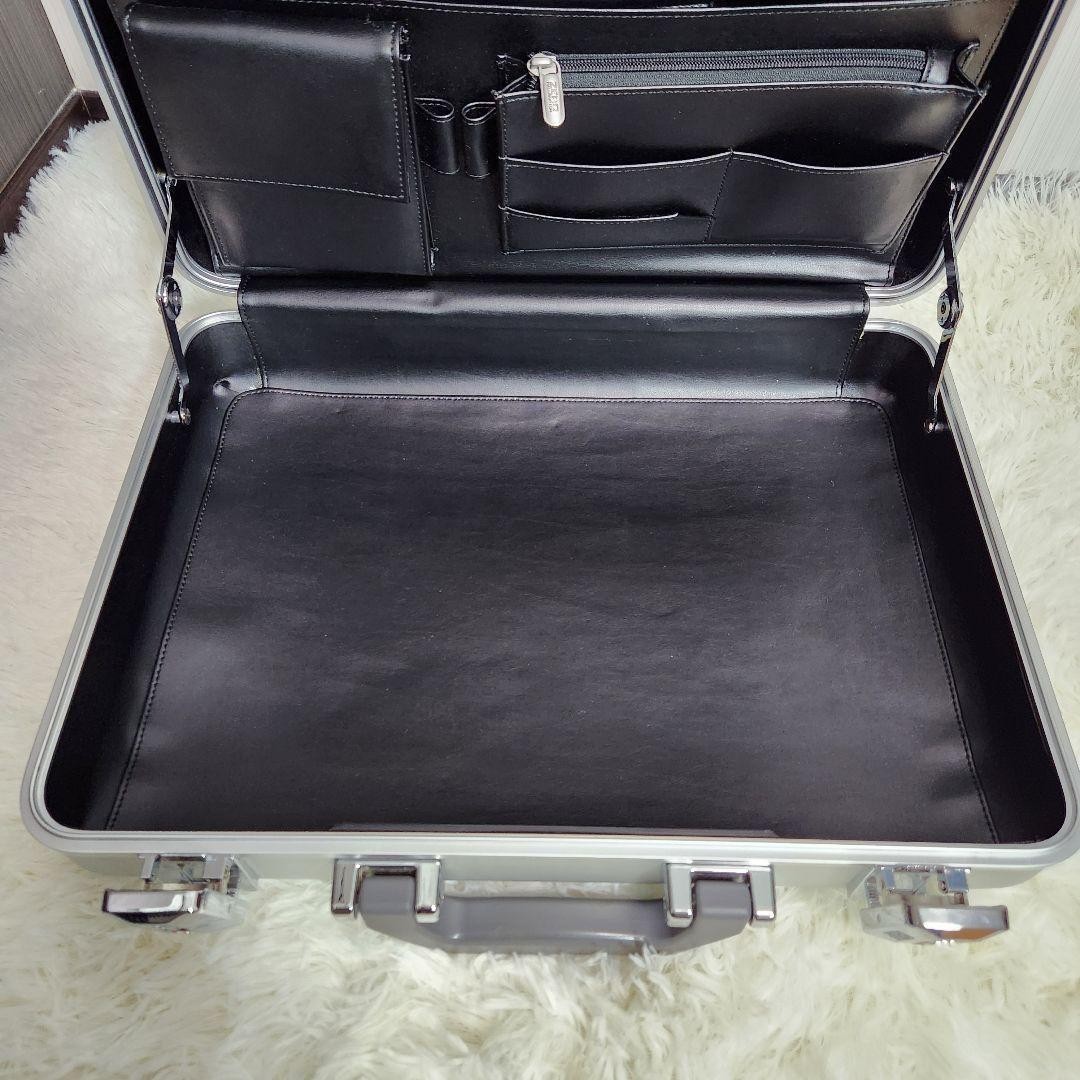 ZERO HALLIBURTON P2 Aluminum Attache Case Briefcase Silver USA