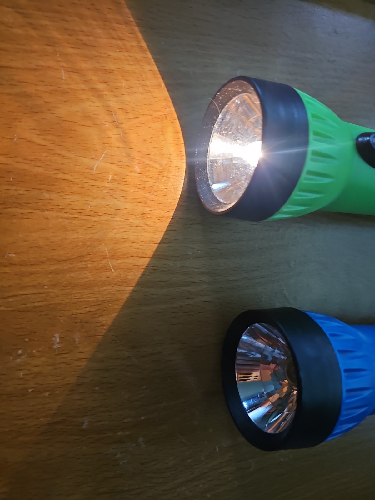 Eveready Plastic Flashlight Regular Light Uses 2D Battery 2 Count Green Blue