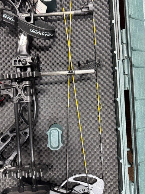 Diamond Archery Edge 320 Right Hand 7-70 lb Compound Bow Package (A1G012241)
