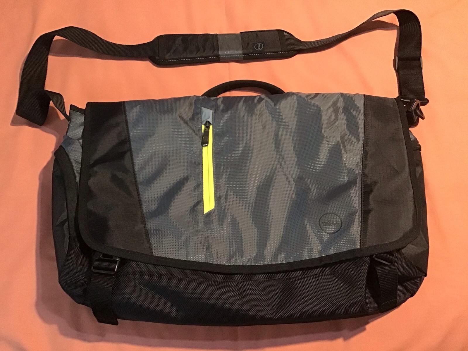 DELL COMPUTER PADDED/SOFT SIDED LAPTOP/IPAD 15” MESSENGER BAG. EUC(looks New)